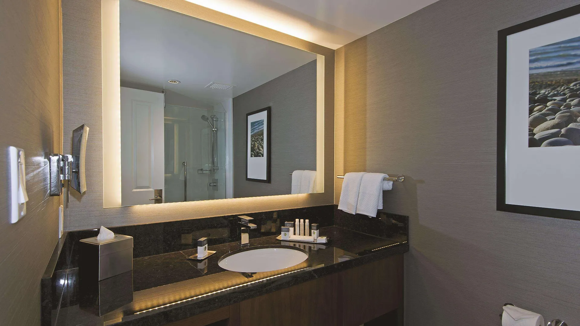 Doubletree By Hilton Hotel & Suites Victoria