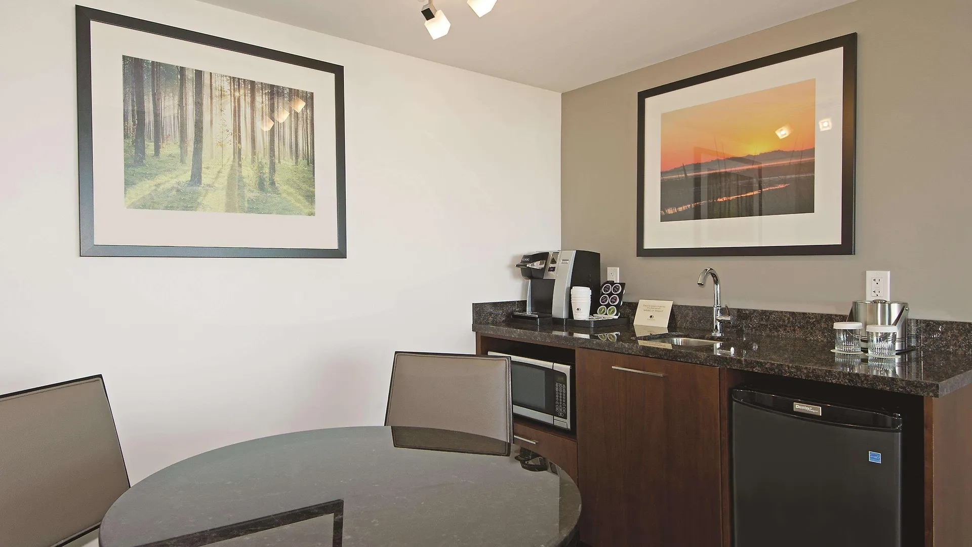 Doubletree By Hilton Hotel & Suites Victoria