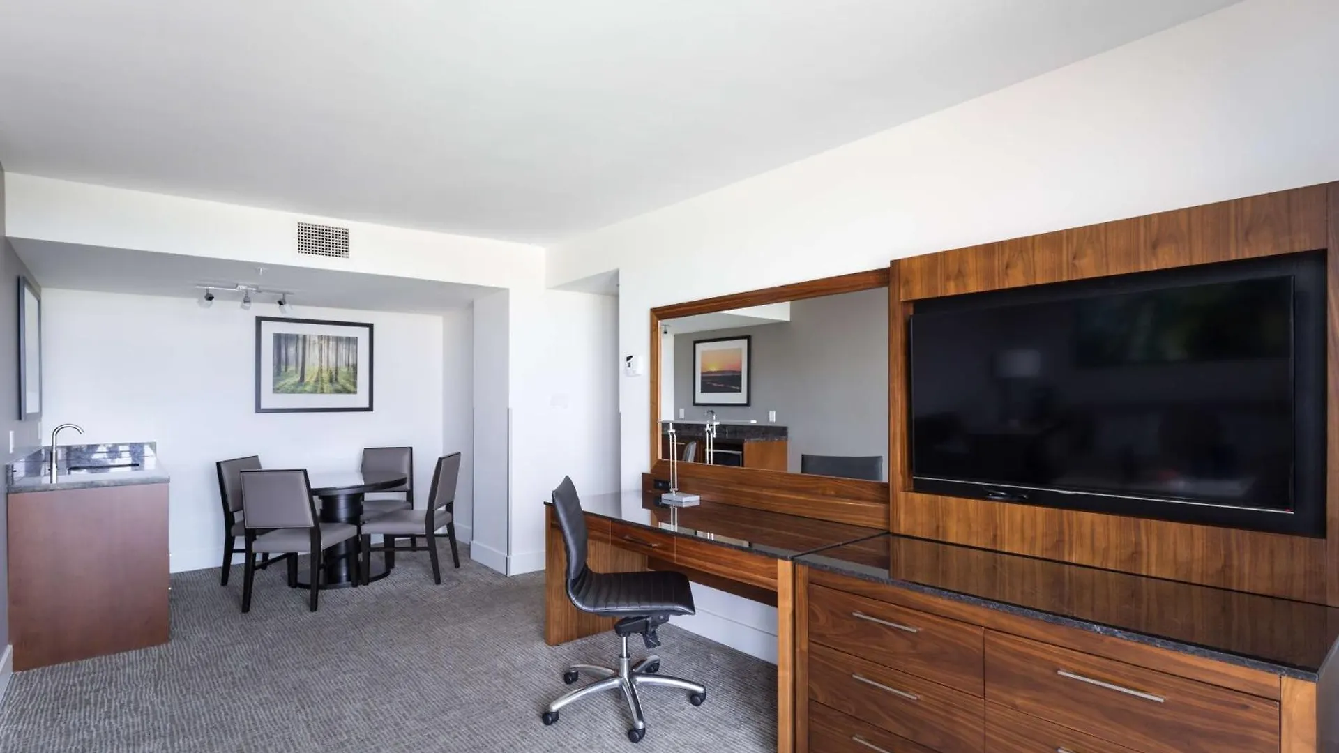Doubletree By Hilton Hotel & Suites Victoria 4*,  Canada