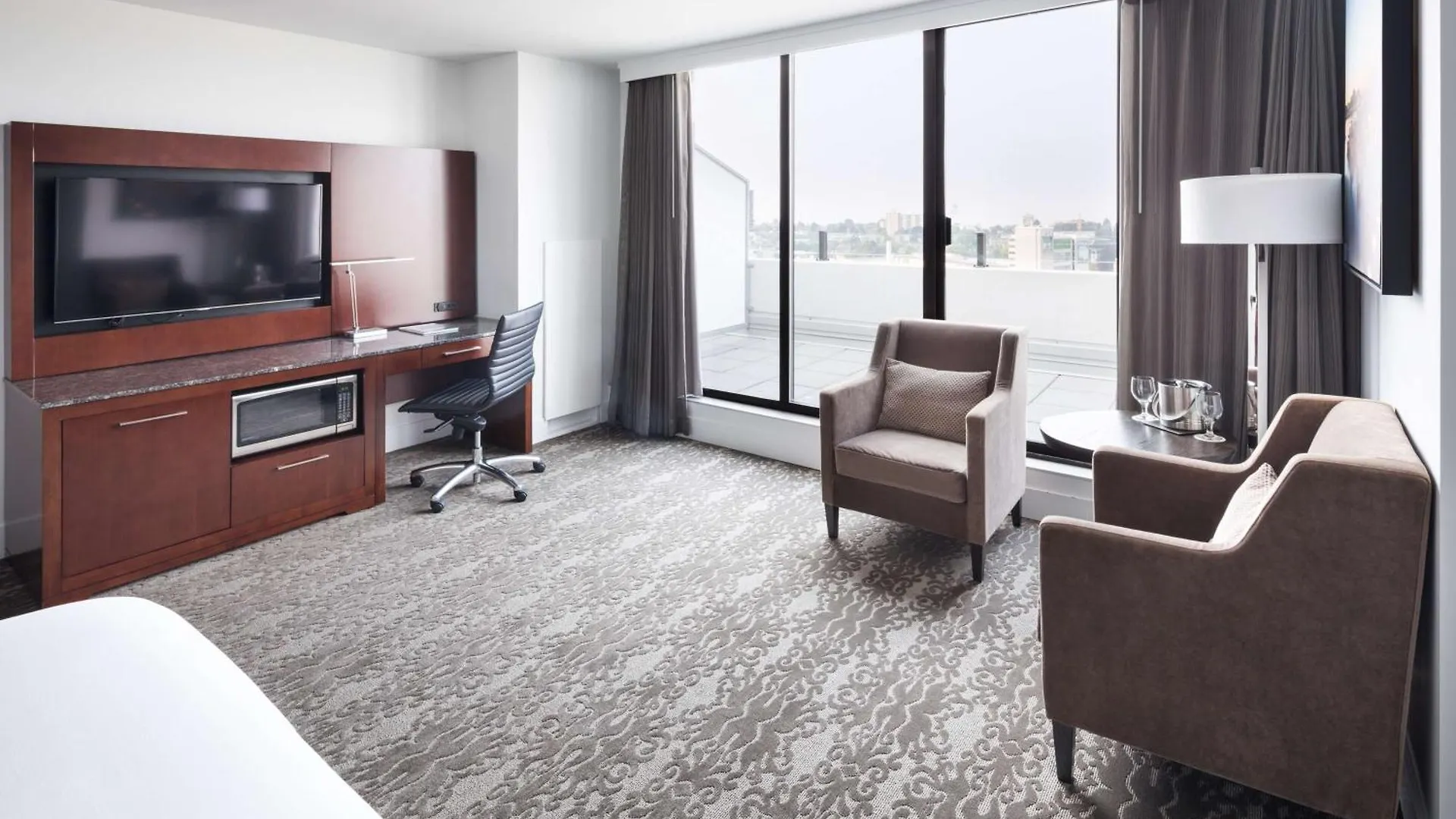 Doubletree By Hilton Hotel & Suites Victoria