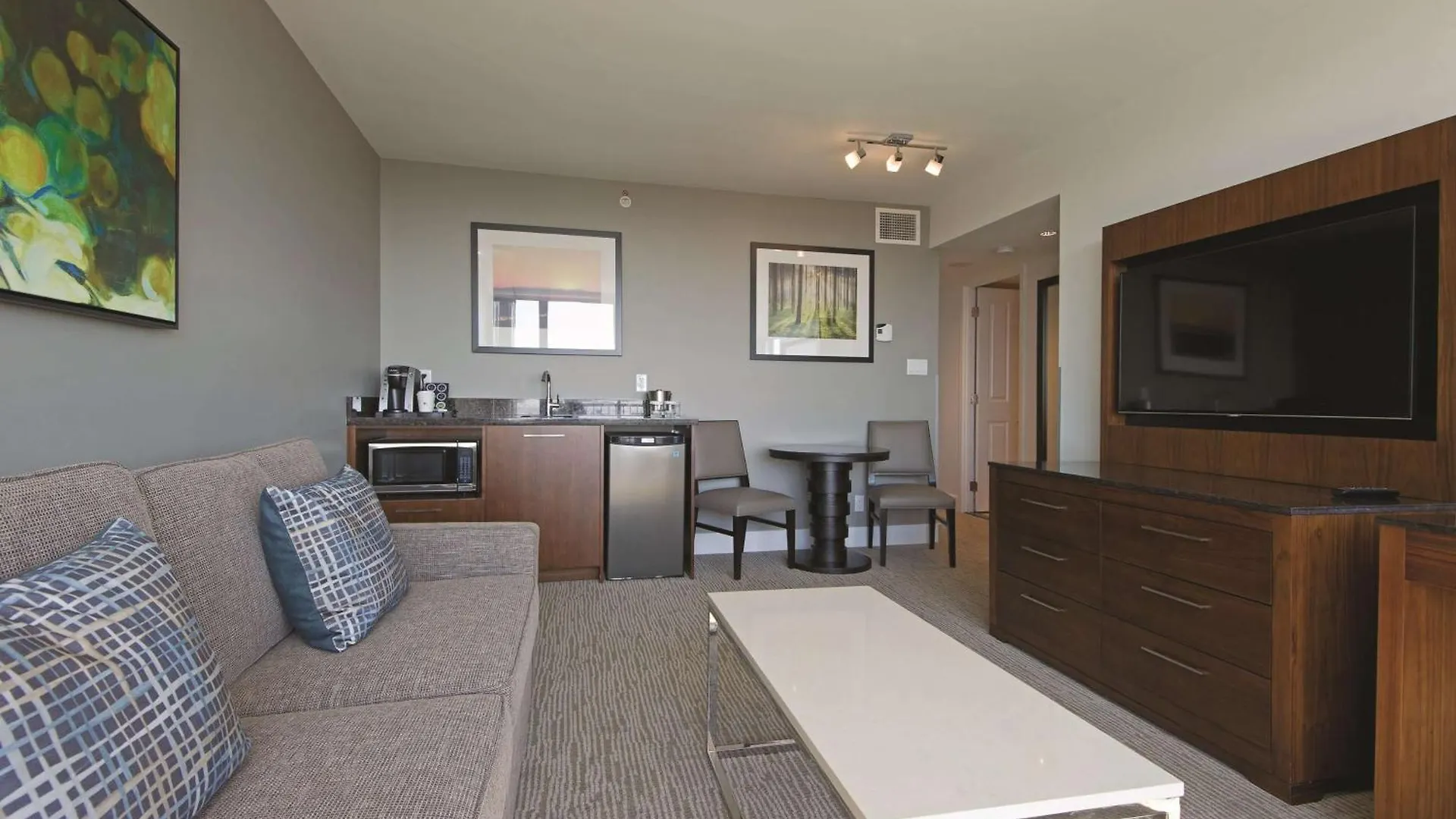 Doubletree By Hilton Hotel & Suites Victoria